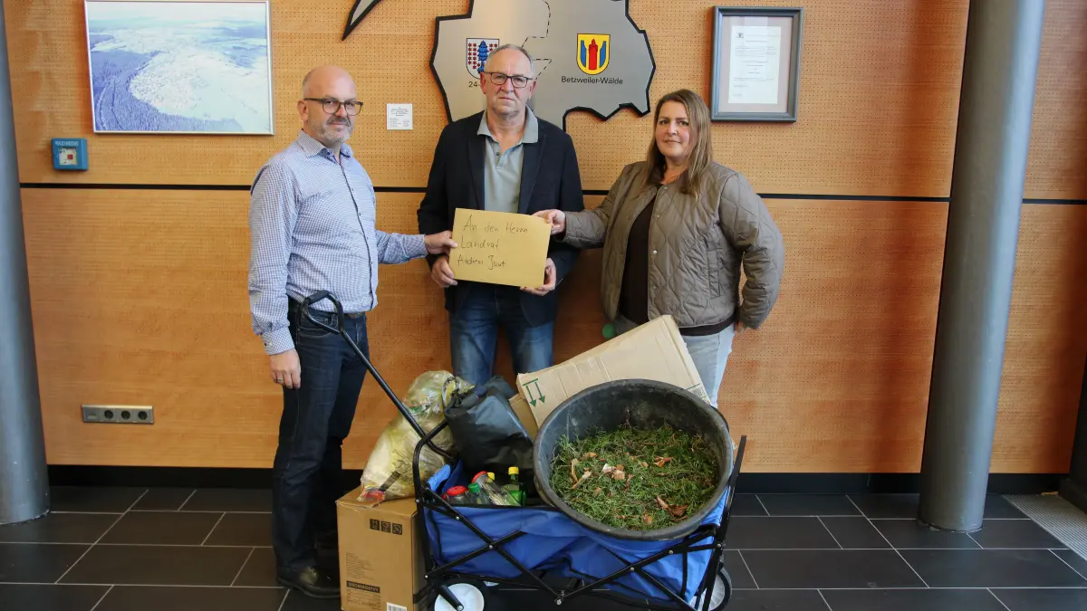 Bürgermeister Christoph Enderle, Ortsvorsteher Hans-Ulrich Wößner und Sylvia Wenk