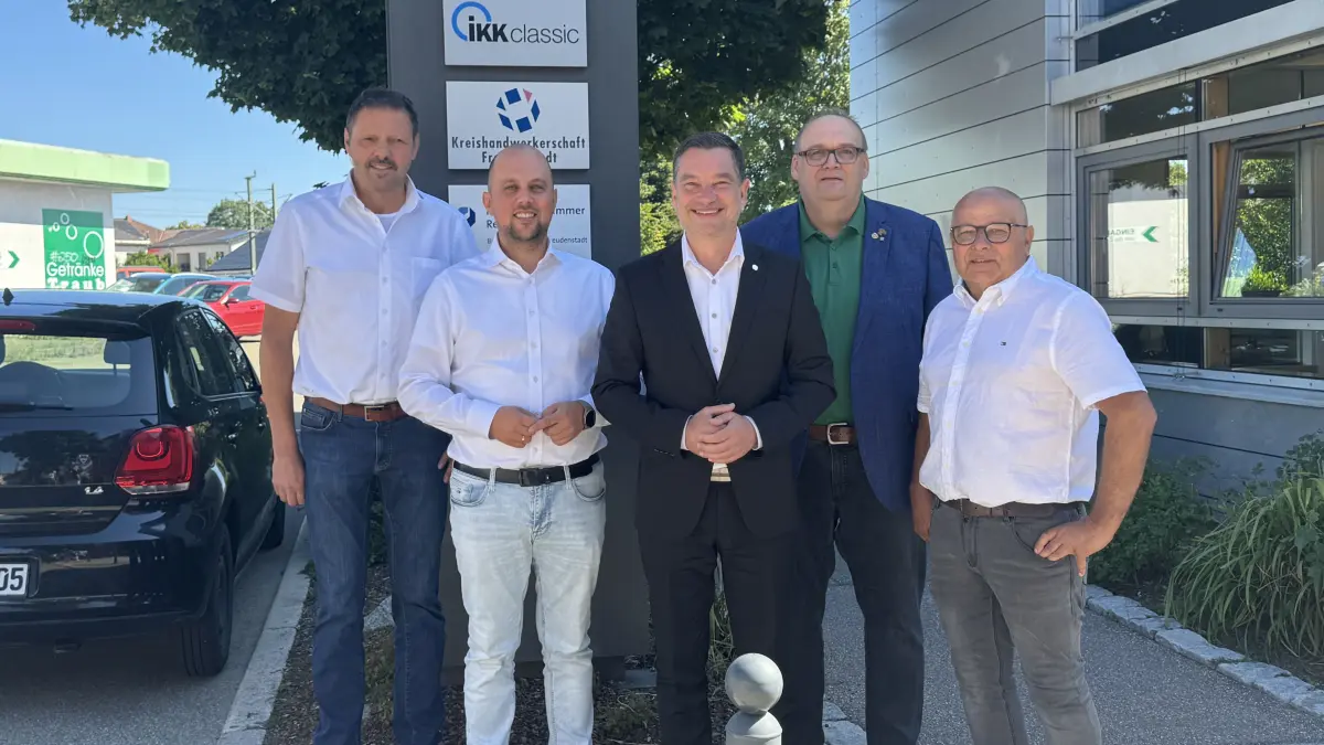 Über die aktuelle Lage der Handwerksbetriebe spricht Klaus Mack (Mitte) mit Vertretern der Kreishandwerkerschaft Freudenstadt (von links): Friedrich Barth, Lennart Nöller, Vorstandsmitglied Frank Friedrichson und der stellvertretende Kreishandwerksmeister Siegfried Schmid.