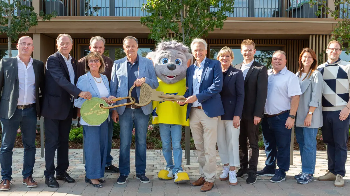 Gemeinsam mit den Baubeteiligten des Europa-Park, der Gemeinde Rust sowie der Firma Rendler Bau und des Architekturbüros "AP+M", eröffnete die Familie Mack feierlich das neue „Mitarbeiterhaus Wohnen 60+“.