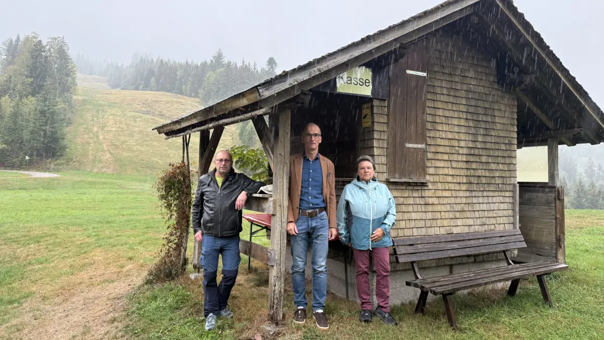 Skilift Rohrhardsberg stellt den Winterbetrieb ein (Michael Feser, Bürgermeister Jörg Frey und Beate Feser v.l.n.r.)