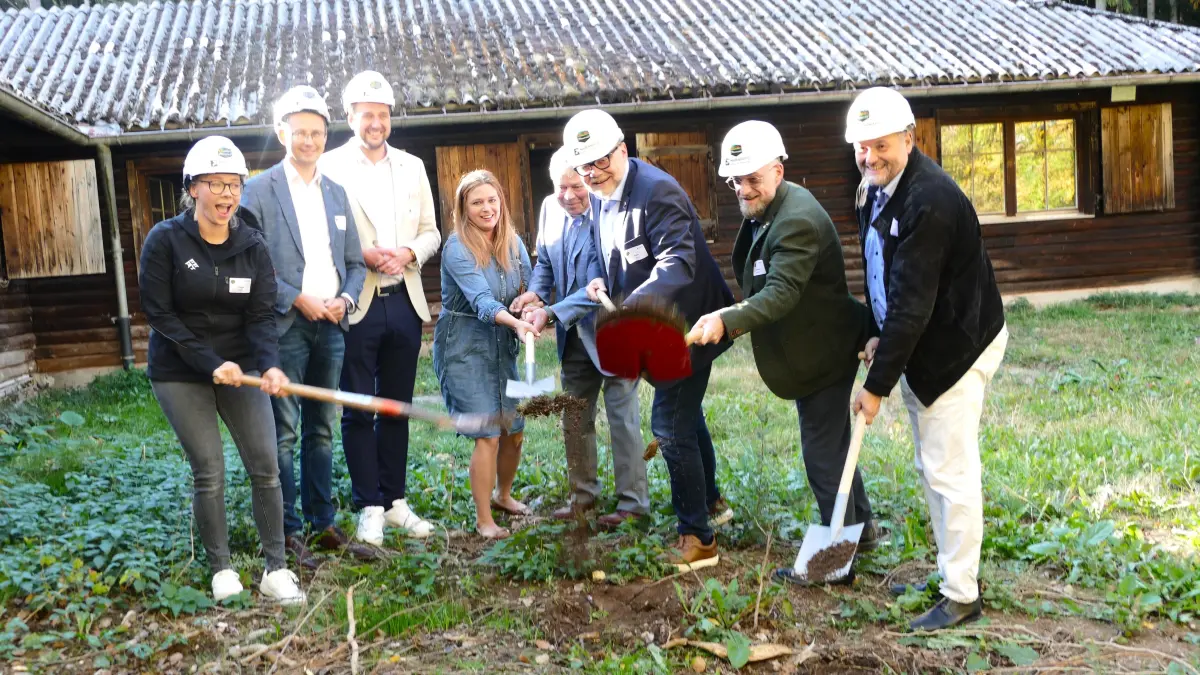 Planerin Anke Flügge (von links), die Bürgermeister Micha Bächle und Patrick Haas, Stiftungsvorstand Miriam Hermle, Dietmar Hermle, die Geschäftsführer der Jugendhilfeeinrichtung Mariahof Joachim Bucher und Alexander Trieschmann sowie Henric Peeters (Vorsitzender Caritasverband für dir Erzdiözese Freiburg) beim Spatenstich in Mariawald.