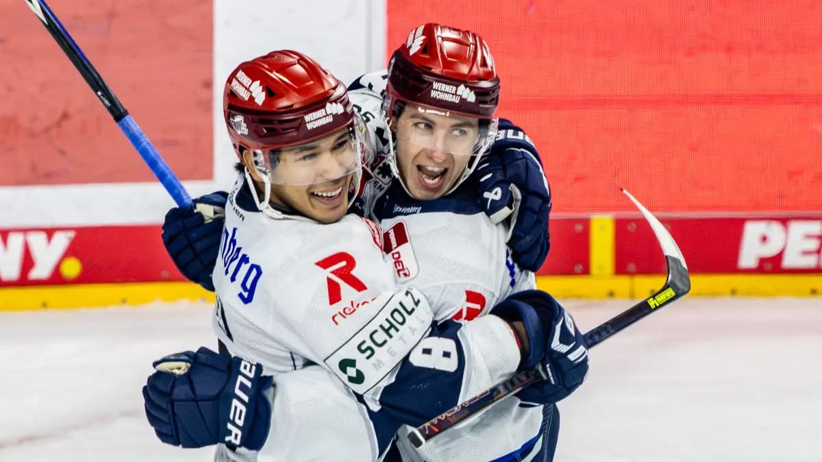 Austin Ortega (Schwenninger Wild Wings, #08) und Curtis Valk (Schwenninger Wild Wings, #14) jubeln ueber das Tor zum 0:1
Koelner Haie vs. Schwenninger Wild Wings, Eishockey, Penny DEL, Spieltag 07, 2026/2027, 09.10.2026
Foto: Eibner-Pressefoto/G. Wingender