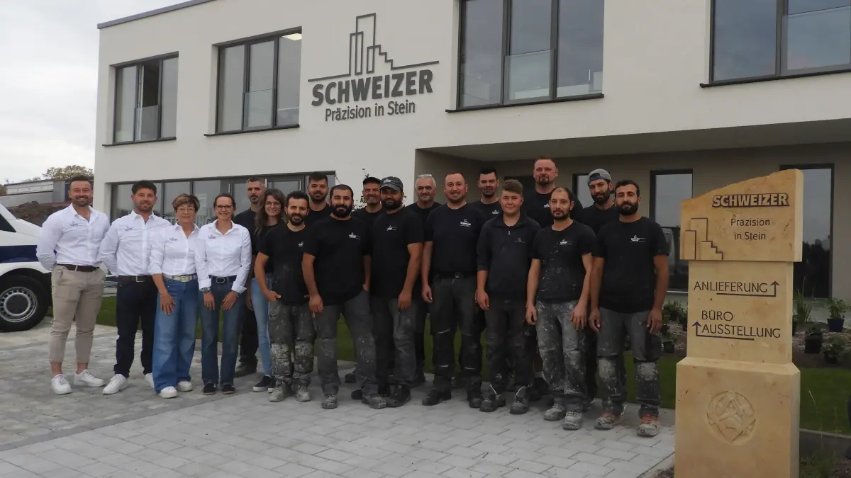 Das Team der Naturstein Schweizer GmbH mit den Geschäftsführern Manuel Schweizer (links) und Gabi Schweizer (Dritte von links) sowie den Büroangestellten Timo Nufer (Zweiter von links) und Nadine Koch (Vierte von links)
