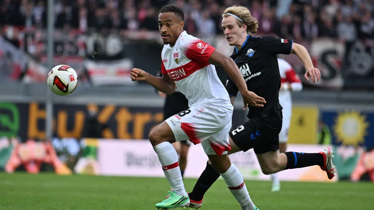 SC Paderborn 07 - VfB Stuttgart: 10.10.2026, Nordrhein-Westfalen, Paderborn: Fußball, Männer: Bundesliga, SC Paderborn 07 - VfB Stuttgart, 5. Spieltag, Home Deluxe Arena. Jamie Leweling (l, VfB Stuttgart) dribbelt an Lorenz Assignon (r, SC Paderborn 07) vorbei. Foto: Swen Pförtner/dpa - WICHTIGER HINWEIS: Gemäß den Vorgaben der Bundesliga bzw. des DFB Deutscher Fußball-Bund ist es untersagt, in dem Stadion und/oder vom Spiel angefertigte Fotoaufnahmen in Form von Sequenzbildern und/oder videoähnlichen Fotostrecken zu verwerten bzw. verwerten zu lassen. +++ dpa-Bildfunk +++