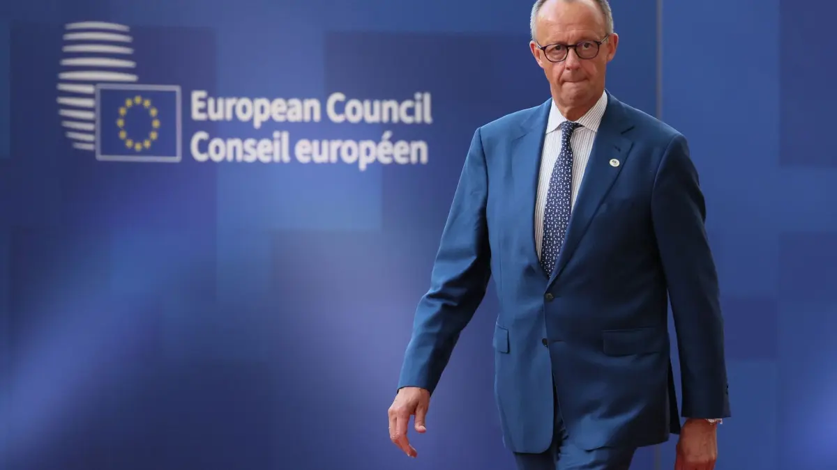 Bundeskanzler Friedrich Merz: Bundeskanzler Friedrich Merz (CDU) bei seiner Ankunft zum EU-Gipfel in Brüssel. (zu dpa: «Streit um EU-Haushalt: Merz lehnt auch neuen Vorschlag ab»)