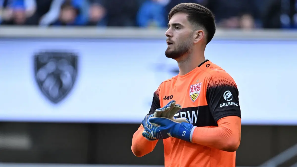SC Paderborn 07 - VfB Stuttgart: Fußball, Männer: Bundesliga, SC Paderborn 07 - VfB Stuttgart, 5. Spieltag, Home Deluxe Arena. Torwart Dennis Seimen (VfB Stuttgart) steht auf dem Spielfeld. (zu dpa: «Hoeneß erleichtert: Stuttgarter Arbeitssieg in Paderborn»)