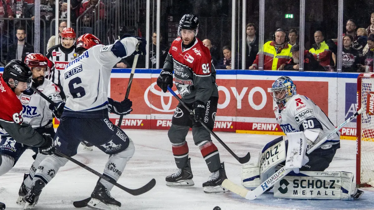 Joacim Eriksson (Schwenninger Wild Wings, #60), Alexander Peters (Schwenninger Wild Wings, #06) vs Patrick Russell (Koelner Haie, #63), der ehemalige Berliner Spieler Marcel Noebels (Koelner Haie, #92)
Koelner Haie vs. Schwenninger Wild Wings, Eishockey, Penny DEL, Spieltag 07, 2026/2027, 09.10.2026
Foto: Eibner-Pressefoto/G. Wingender