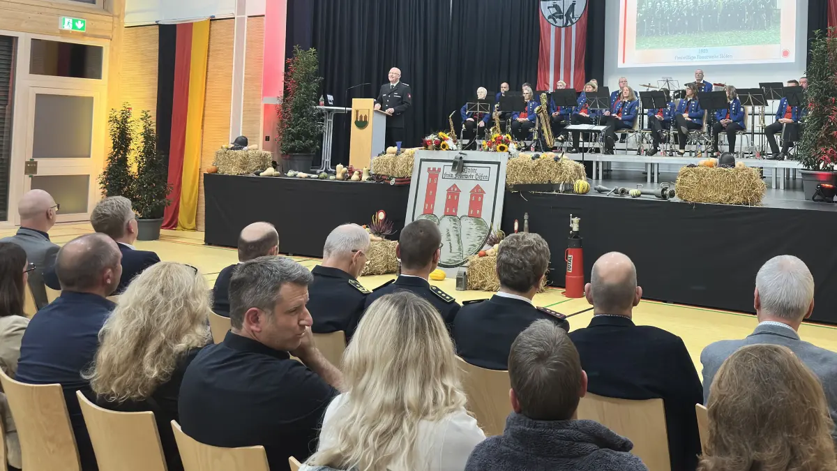 150 Jahre Feuerwehr Höfen: Kommandant Thomas Braune begrüßte zahlreiche Gäste zur Jubiläumsfeuer in der Enzauenhalle.