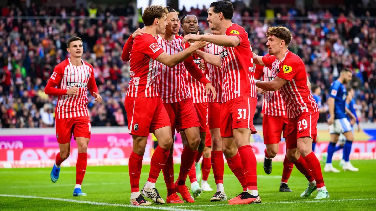 SC Freiburg - FC Schalke 04: Fußball, Männer: Bundesliga, SC Freiburg - FC Schalke 04, 5. Spieltag, Europa-Park Stadion, Maximilian Eggestein (2.v.l, SC Freiburg) jubelt nach seinem Tor zum 1:0 mit der Mannschaft. (zu dpa: ««Glücklich» dank Goto: Freiburg springt auf Platz eins»)