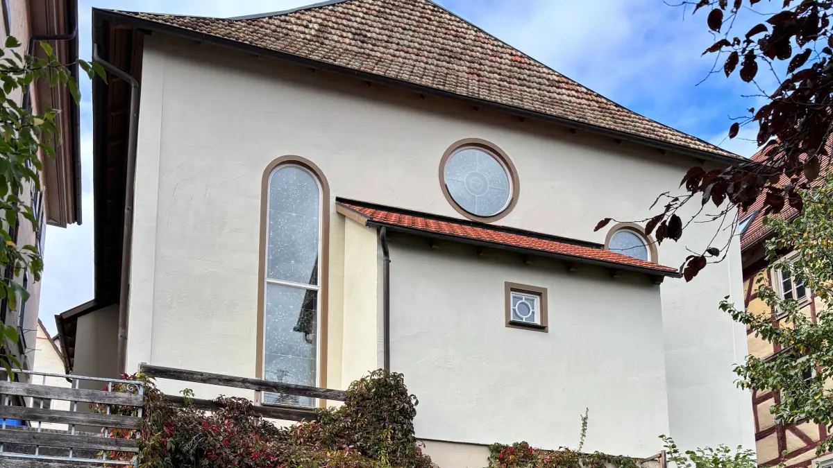 Die frühere Hechinger Synagoge, seit der Rettung des Gebäudes vor 40 Jahren die Alte Synagoge, aus ungewohnter Perspektive: die Rückansicht von der Kapfgasse aus.