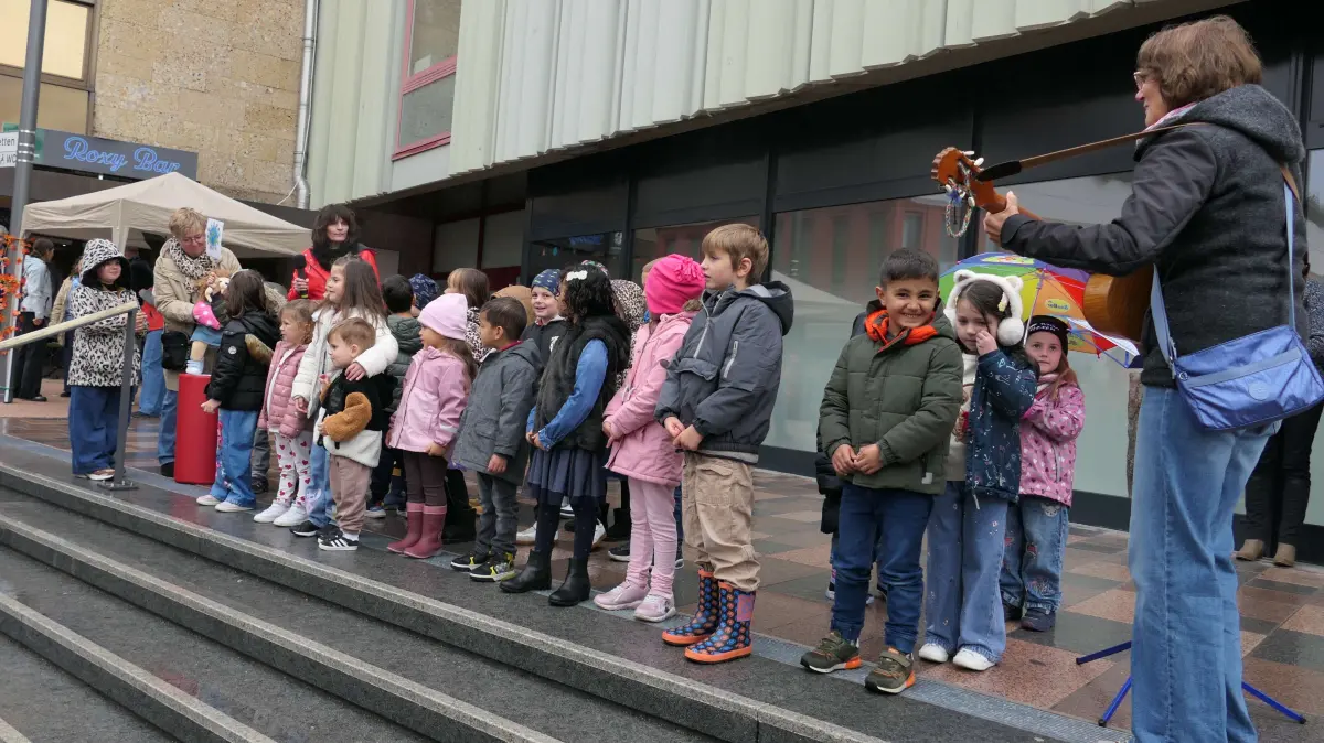 Die Kinder vom Weidenbächle unterhielten die Gäste des Regionalmarkts in St. Georgen mit Liedern.