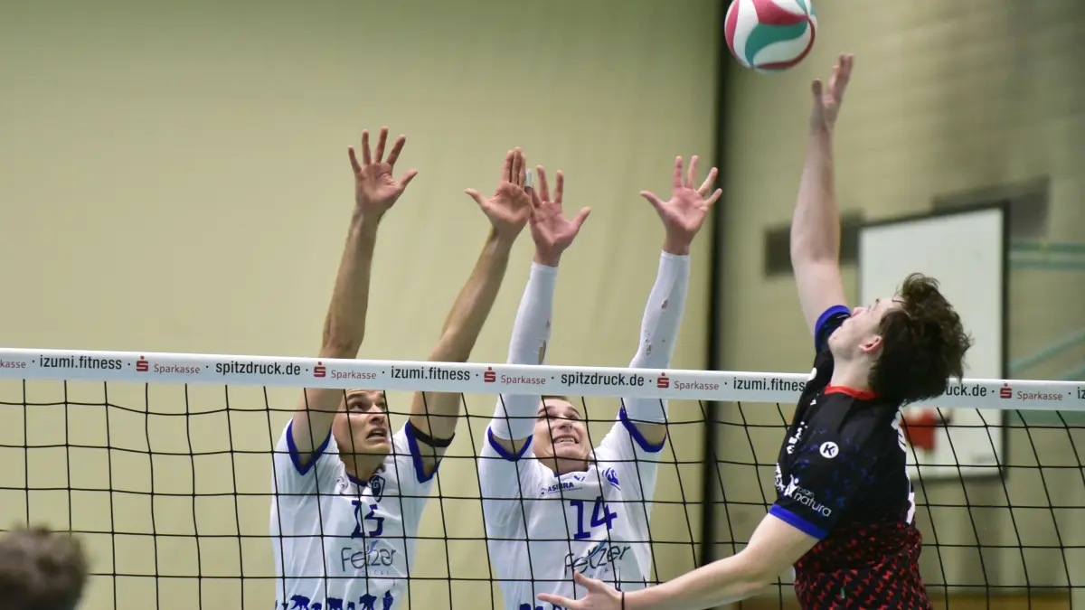Die Volleyballer der TG Schwenningen (weiße Trikots) unterlagen Rüsselsheim knapp.