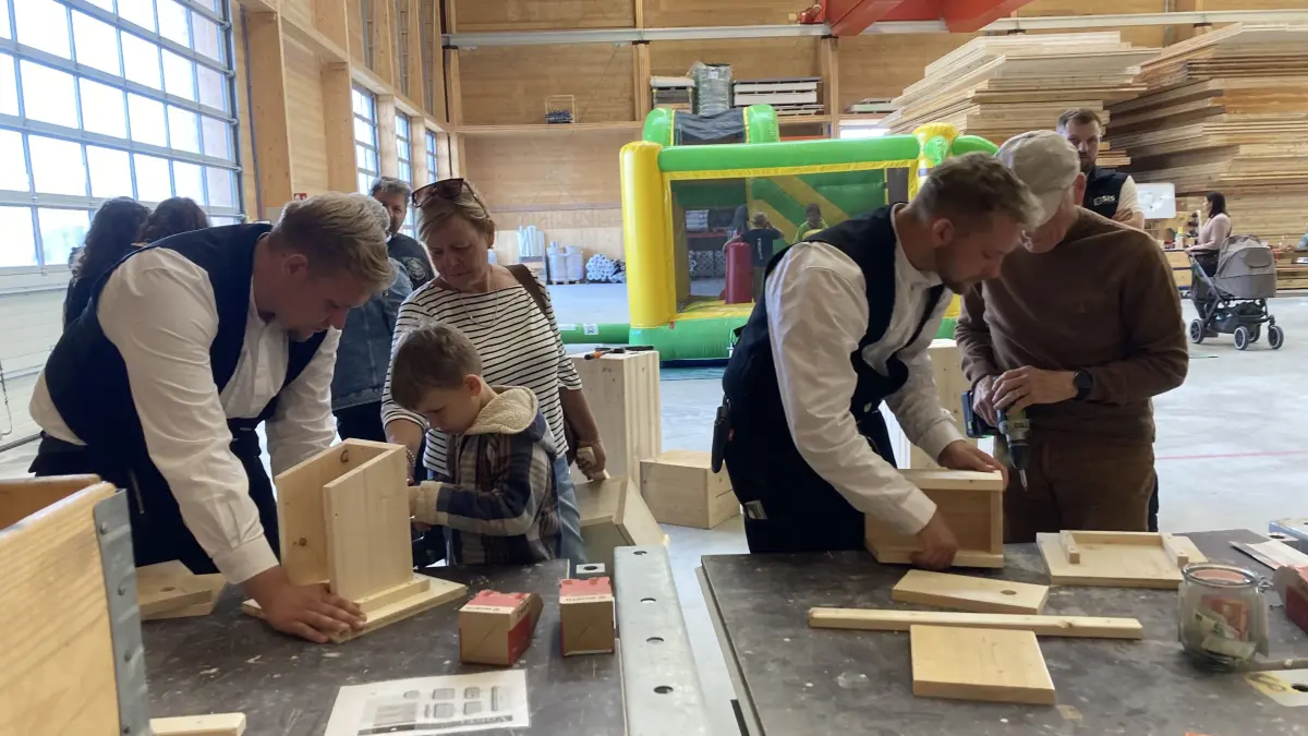 Nistkastenbau in der Werkshalle