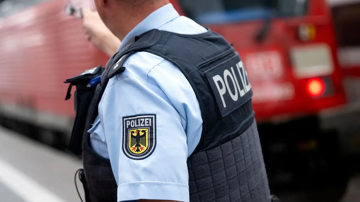 Bundespolizei (Symbolbild): Ein Bundespolizist steht an einem Bahnsteig vor einem Zug der Deutschen Bahn. (zu dpa: «Polizeieinsatz wegen Bahnreisenden mit Pfefferspray-Pistolen»)