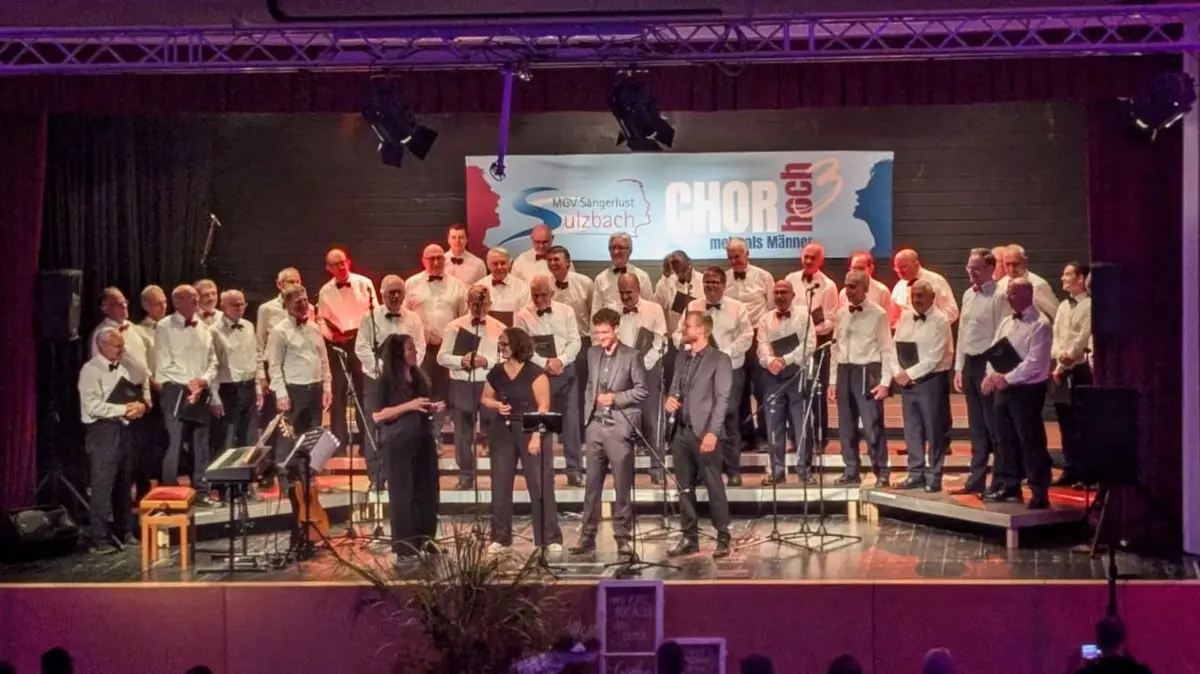 „Mann, komm zum Chor!“: Das Ensemble Momentum vor den Sängern des MGV Sängerlust Sulzbach.