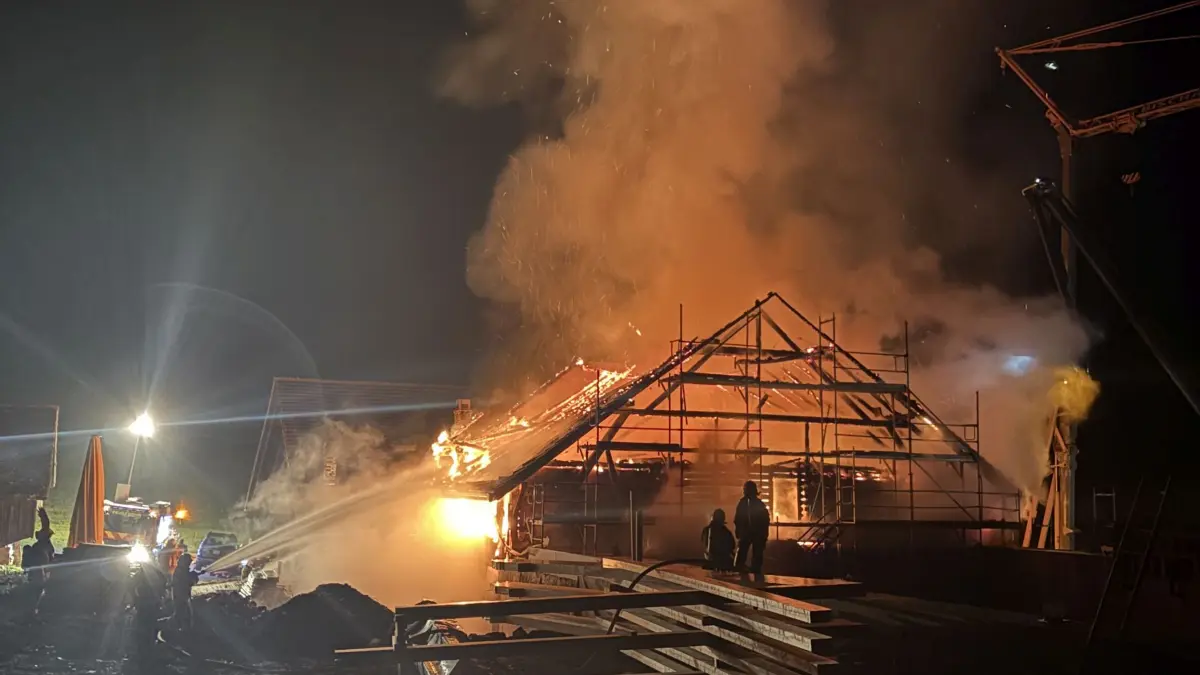 Die Feuerwehr konnte ein Übergreifen der Flammen auf einen angrenzenden Stall verhindern.