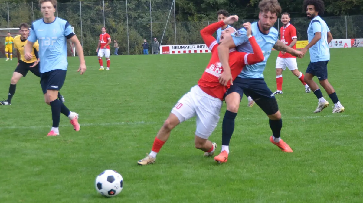 Hofstettens Spielmacher Fabio Kinast wird im Sechszehner von hinten umgerissen - doch die Pfeife des Unparteiischen bleibt stumm.
