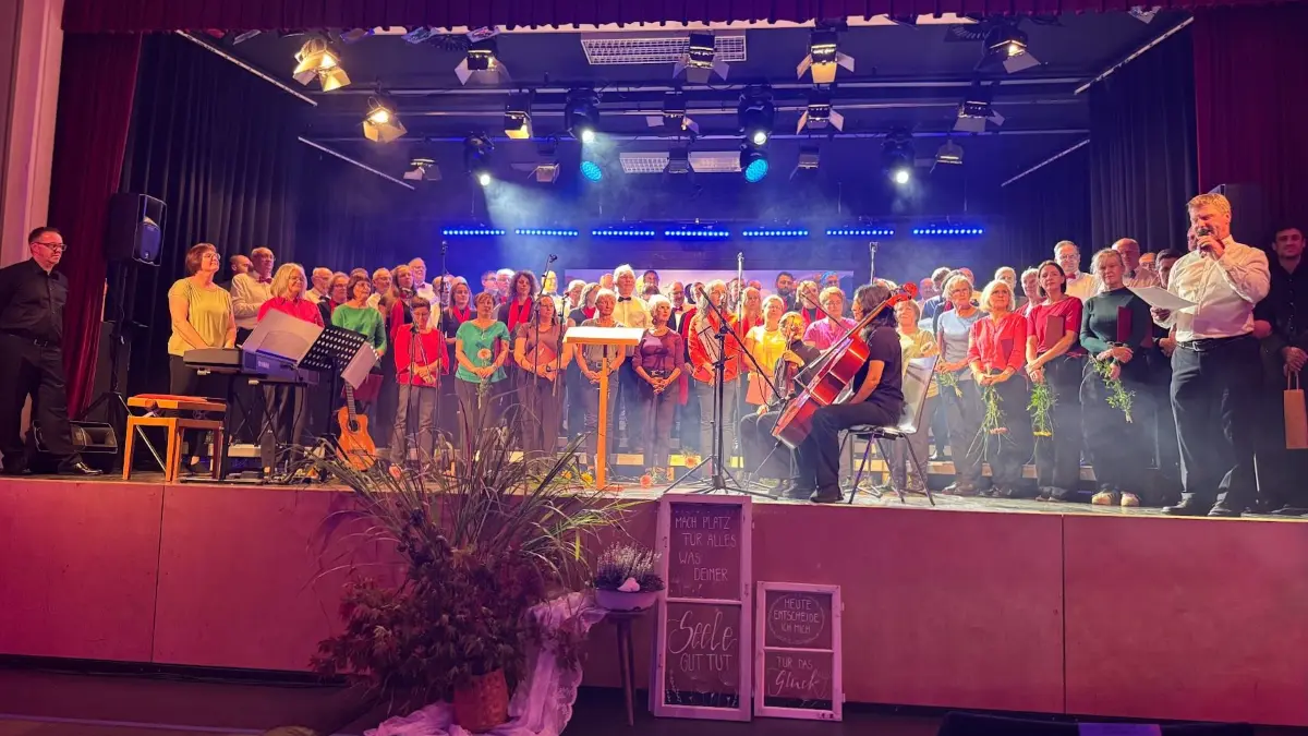 Großes Finale: Männerchor, CanTonus und Band stehen gemeinsam auf der Bühne.