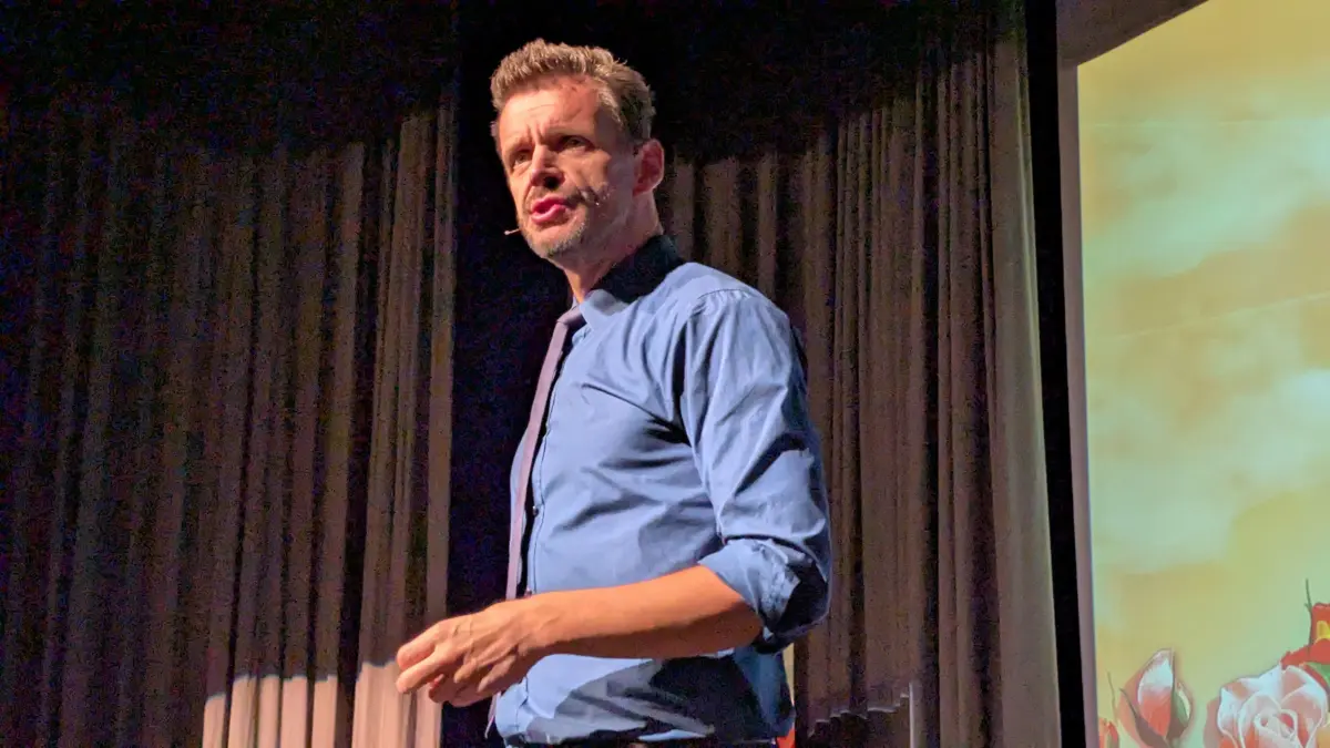 Bissig, witzig und mitten im politischen und gesellschaftlichen Zeitgeschehen: Florian Schroeder bei seinem Auftritt im Neuenburger Stadthaus