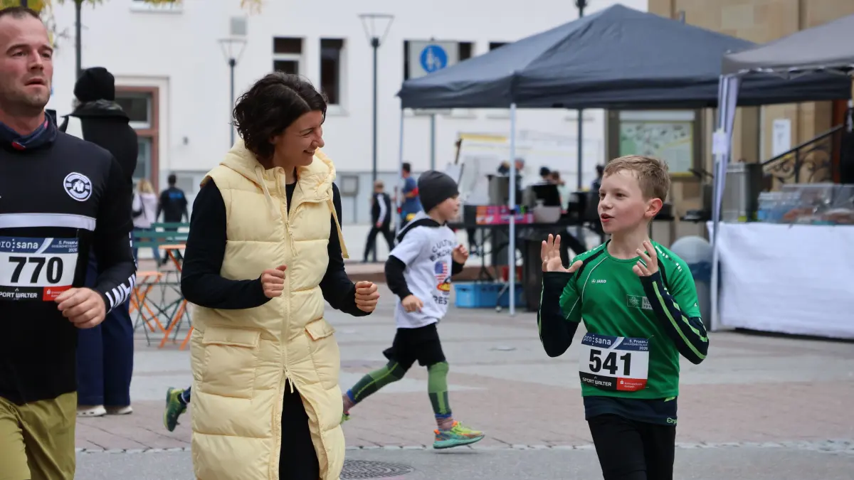 Oberbürgermeisterin Dorothee Eisenlohr ist beim Lauf ebenfalls mit am Start und tauscht sich mit einem jüngeren Läufer aus.