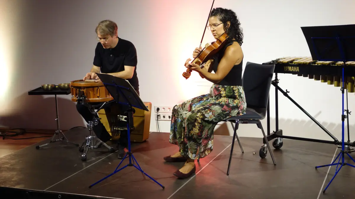 Cristina Alvarado-Belli und Julian Belli bei ihrem Spiel auf der Viola und der Kalimba.