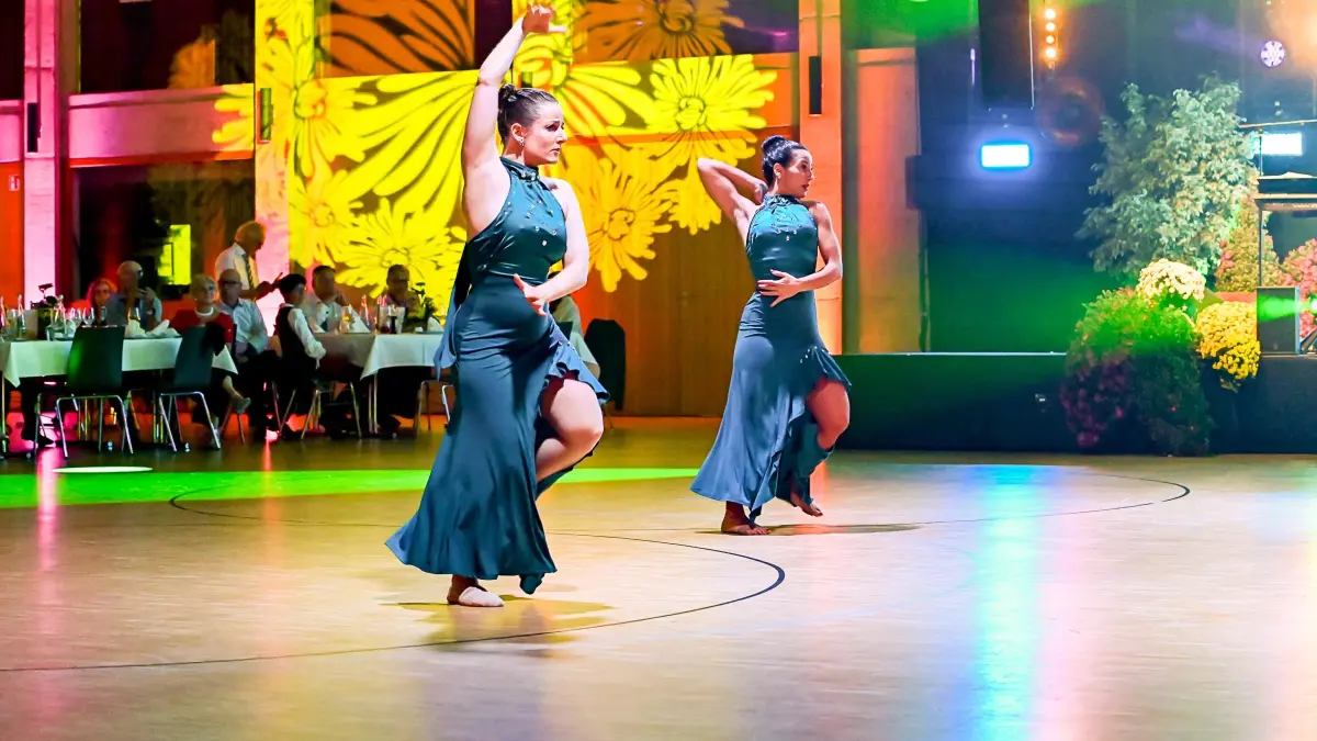 Die Performance von Selina und Kristine des Salsa Clubs Lahr beeindruckte die Gäste.