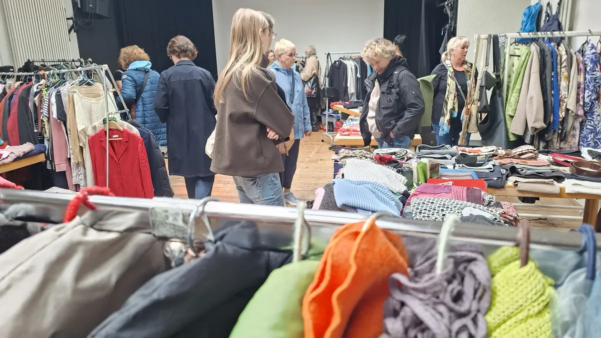 Reges Treiben herrschte beim Frauenkleidermarkt im und um das Kulturzentrum Kesselhaus in Weil am Rhein.