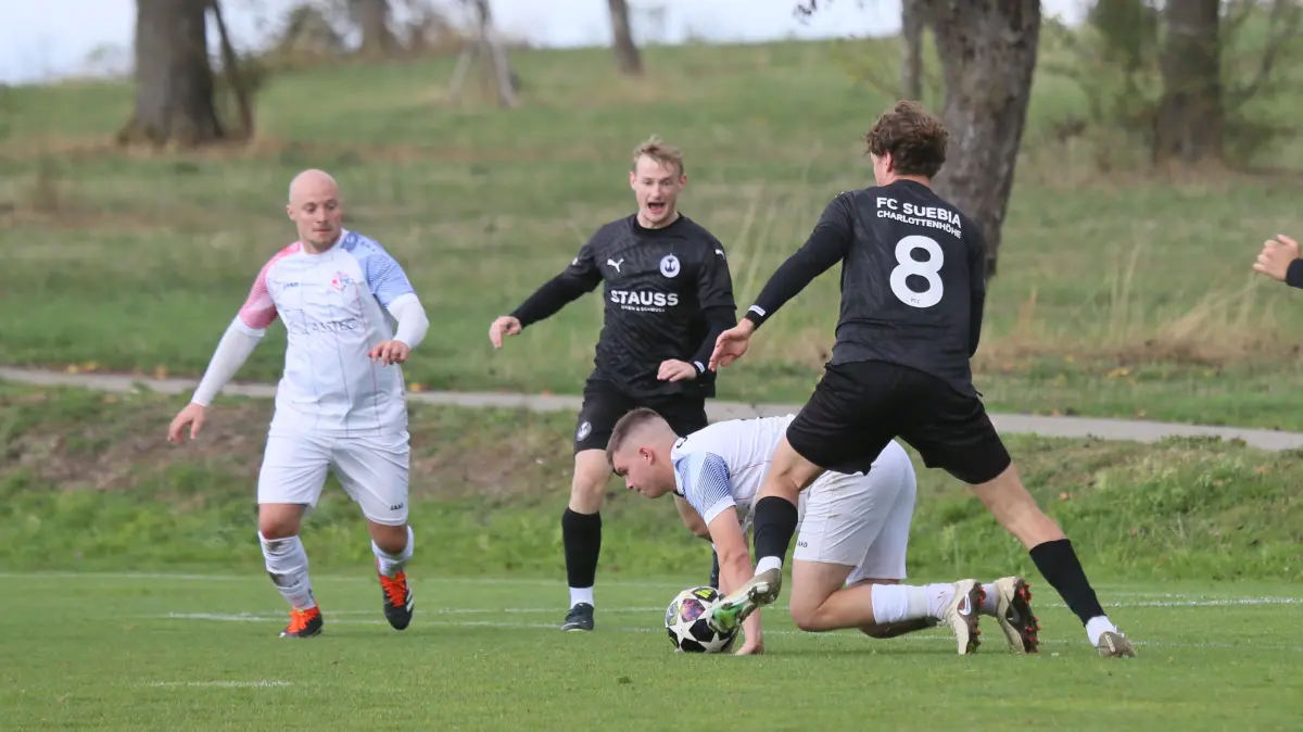 Der FC Suebia Rottweil hat mit einem 4:0-Erfolg bei der SG Schörzingen/Zepfenhan die Tabellenführung in der Kreisliga A1 erfolgreich verteidigt.