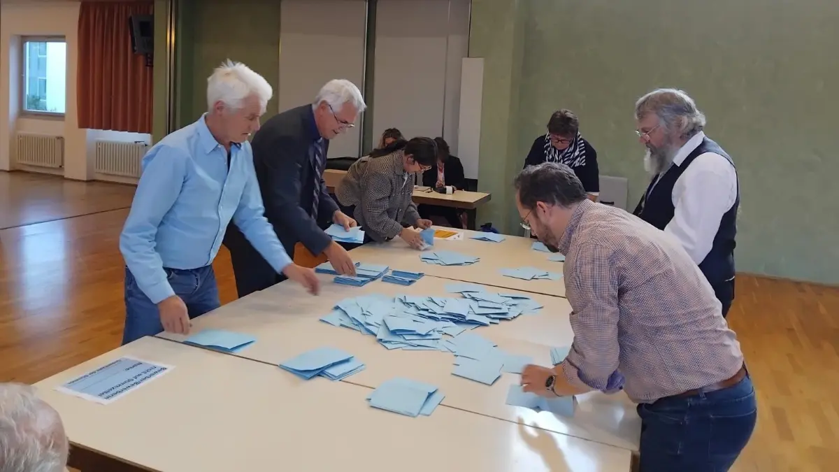 Die Wahlhelfer hatten bei der Bürgermeisterwahl in Gechingen viel zu tun – und müssen in zwei Wochen nochmal ran.
