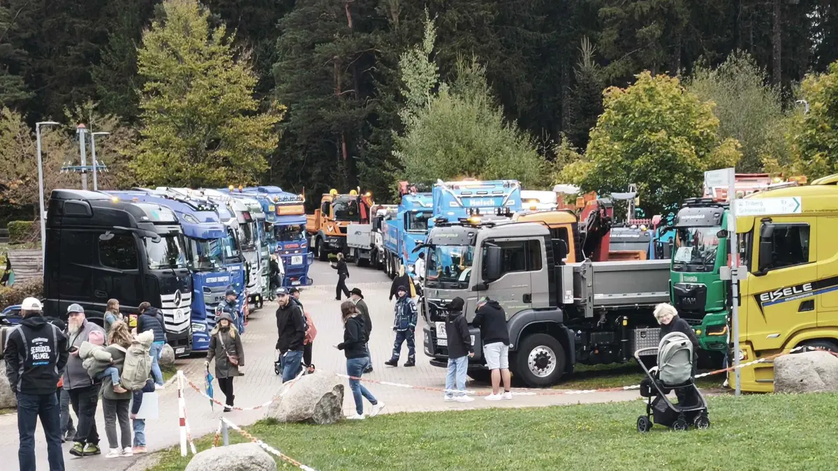 Sehr eng geht es zu auf dem Parkplatz der Rehaklinik Katharinenhöhe, wenn sich hier die 72 LKWs für die Teddybär Tour sammeln.