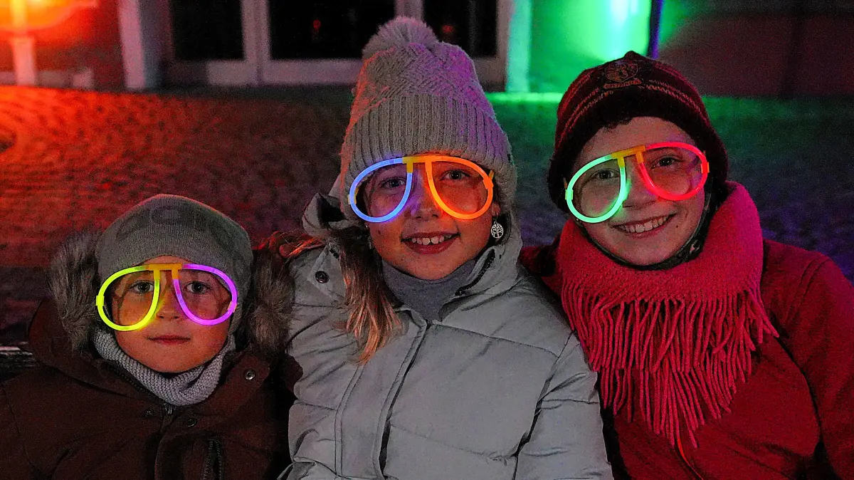 Zeit für eine illuminierte Perspektive: Die Kinder machten sich das Motto der Langen Nacht der Lichter zu eigen und sorgten selbst für einen Hingucker.