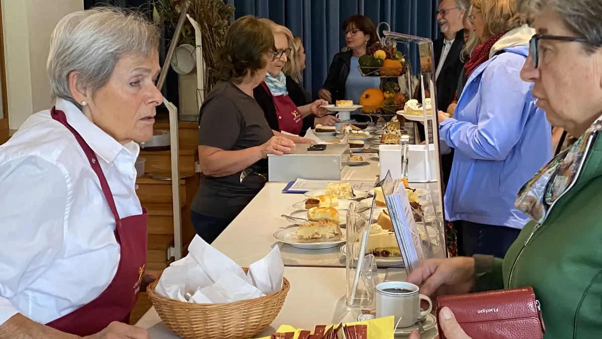 Die Schliengener Landfrauen hatten im Bürgerhaus an der Kuchentheke richtig viel zu tun.