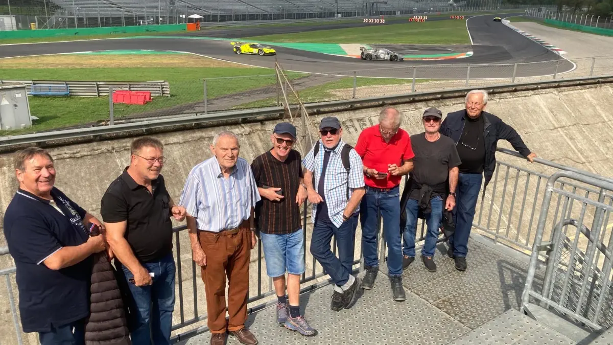 Die AH-Kombi aus dem Mühlbachtal (Kreis Rottweil) erkundet auf der Como-Fahrt 2026 auch den legendären Monza-Ring.