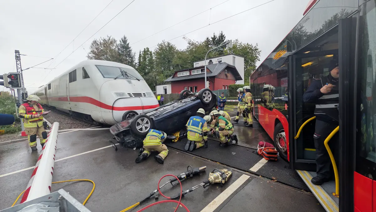 Am Bahnübergang West an der Villinger Mühlenstraße fand am Samstag eine groß angelegte Übung der Feuerwehr mit Unterstützung der Deutschen Bahn und des Roten Kreuzes, sowie weiterer Organisationen statt.