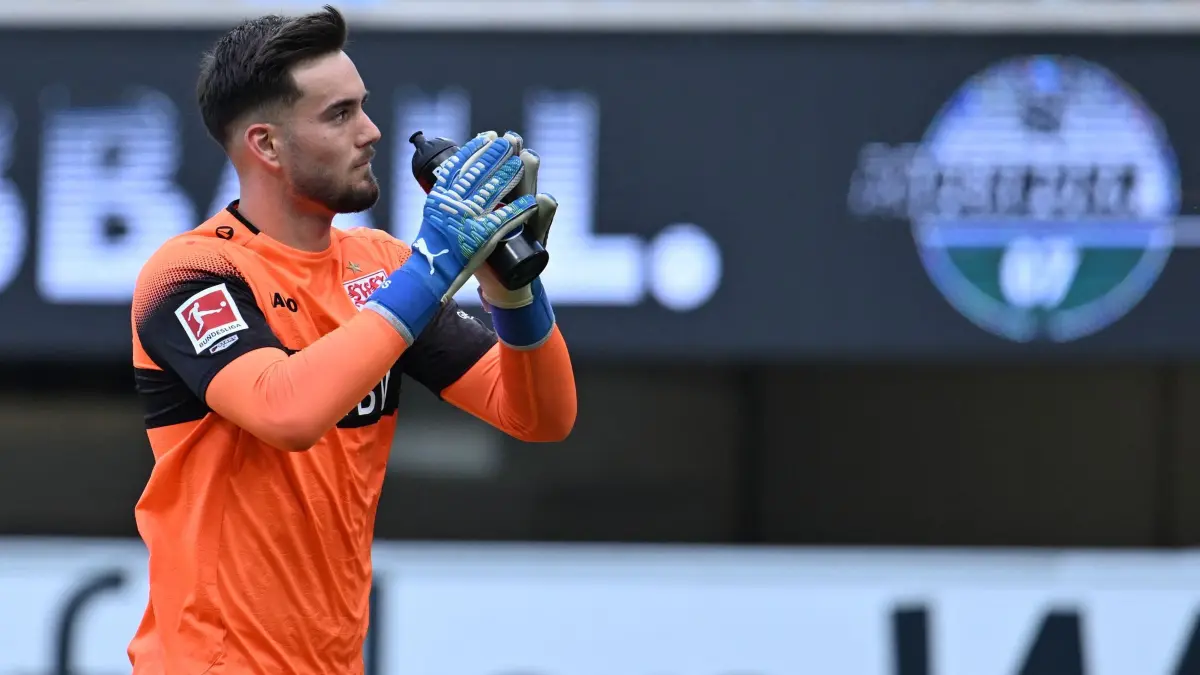SC Paderborn 07 - VfB Stuttgart: Fußball, Männer: Bundesliga, SC Paderborn 07 - VfB Stuttgart, 5. Spieltag, Home Deluxe Arena. Torwart Dennis Seimen (VfB Stuttgart) klatscht. (zu dpa: «Tränen beim Torwart: emotionales Bundesliga-Debüt für Seimen»)