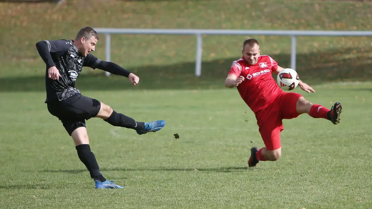Die Ahldorf-Mühlen-Dettensee (in Schwarz) gewinnt das Kellerduell gegen Salzstetten.