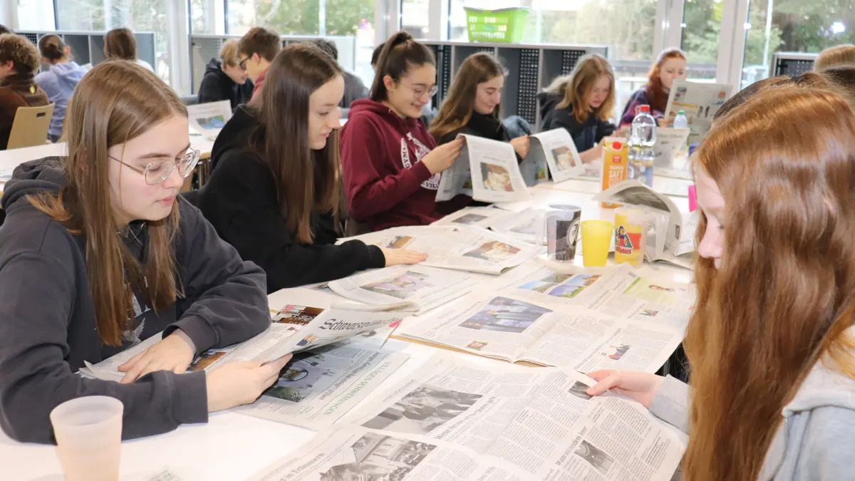 Mit großer Begeisterung lesen die Schüler die Tageszeitung.
