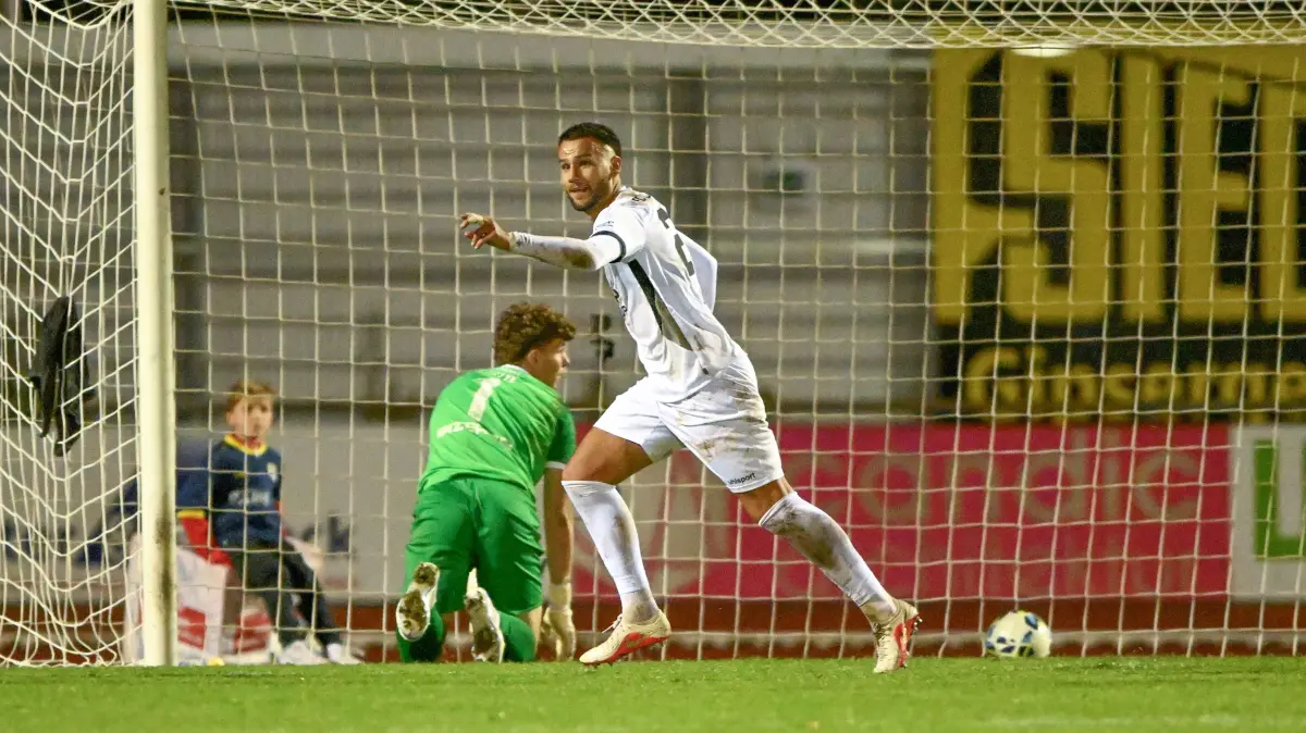 FCH-Spieler Vladan Djermanovic dreht nach seinem Kopfballtreffer zum 2:0 gegen die TSG Balingen jubelnd ab. TSG-Torhüter Louis Potye ist geschlagen und kann den Gegentreffer nur enttäuscht hinnehmen.