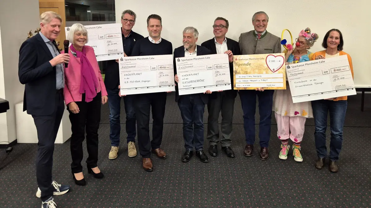 Die Kinderplaneten-Vertreter können mit großzügigen Spenden weiter Gutes für ihre kranken Schützlinge tun (von links): Piet Schaber und Elisabeth Nagel (GPKV), Bernd Feddermann (Heidelberg), Fabian Kaßberger (Göppingen), Stephan Maier und Michael Schreiner (Katharinenhöhe), Herzog Eberhard (Tibet), Andrea Lang-Olivieri und Christa Ruckgaber (Klinikclowns) bei der Benefizverasnaltung in Calw.