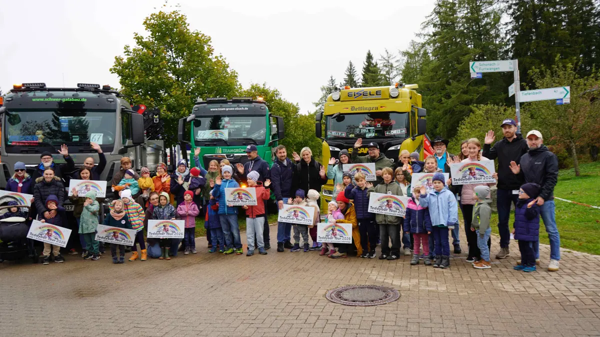Alle freuen sich schon auf die Tour. Sowohl die Fahrer wie die Kinder erhielten auch als Erinnerung eine bunte Tafel mit dem Motto der siebten Teddybär Tour.