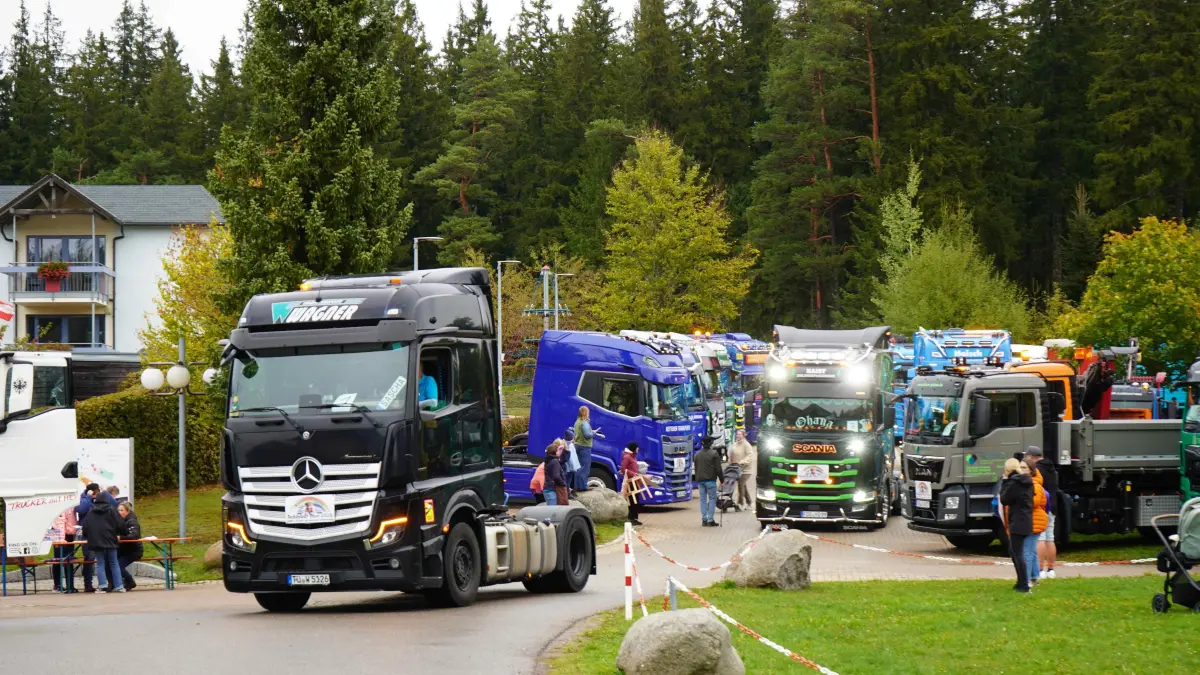 Angeführt wird der Lkw-Tross immer vom Mitglied des Orga-Teams Sascha Isenberg in seinem Lkw der „Europatransporte Wagner“.