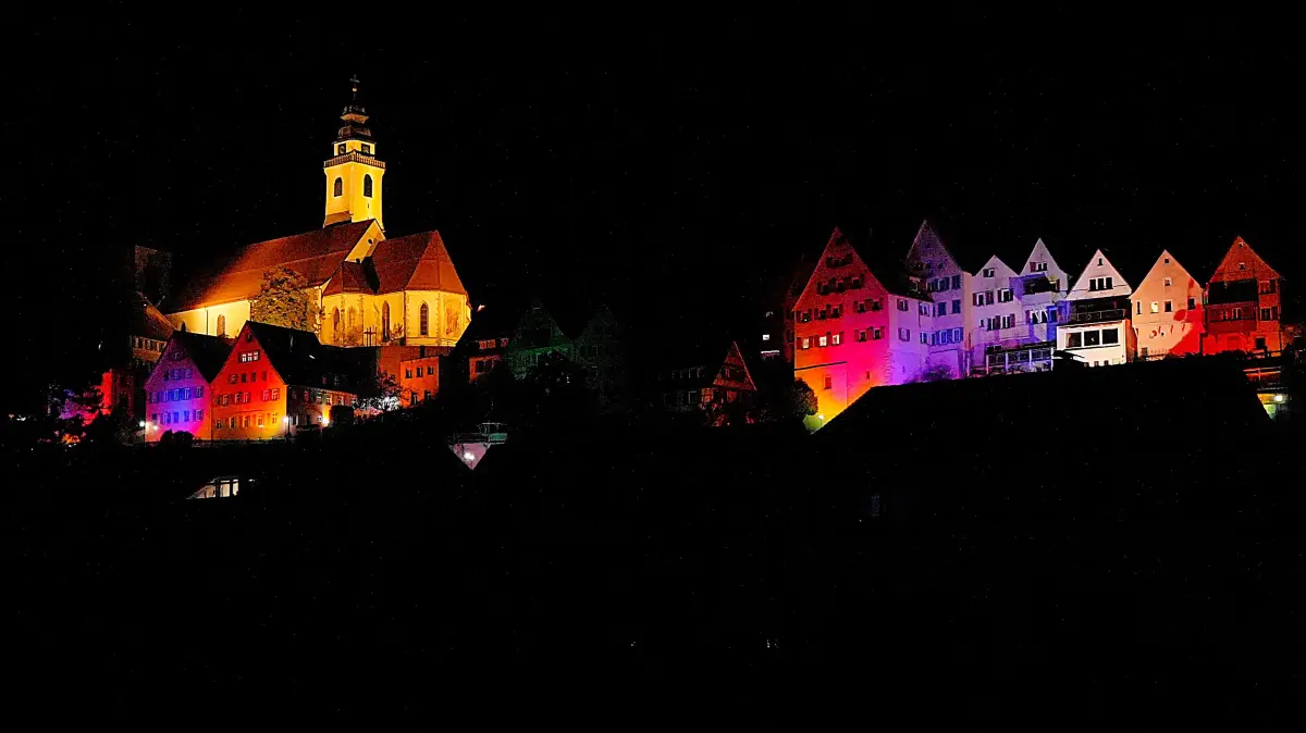 Das Technische Hilfswerk (THW) ließ das Schmuckstück Horbs, die Stadtsilhouette, bunt leuchten.