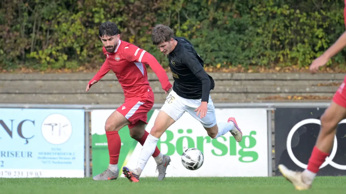 2:1-Torschütze Gian-Luca Feißt (schwarzes Trikot) setzt sich gegen den Neckarsulmer Karim El Abed durch.