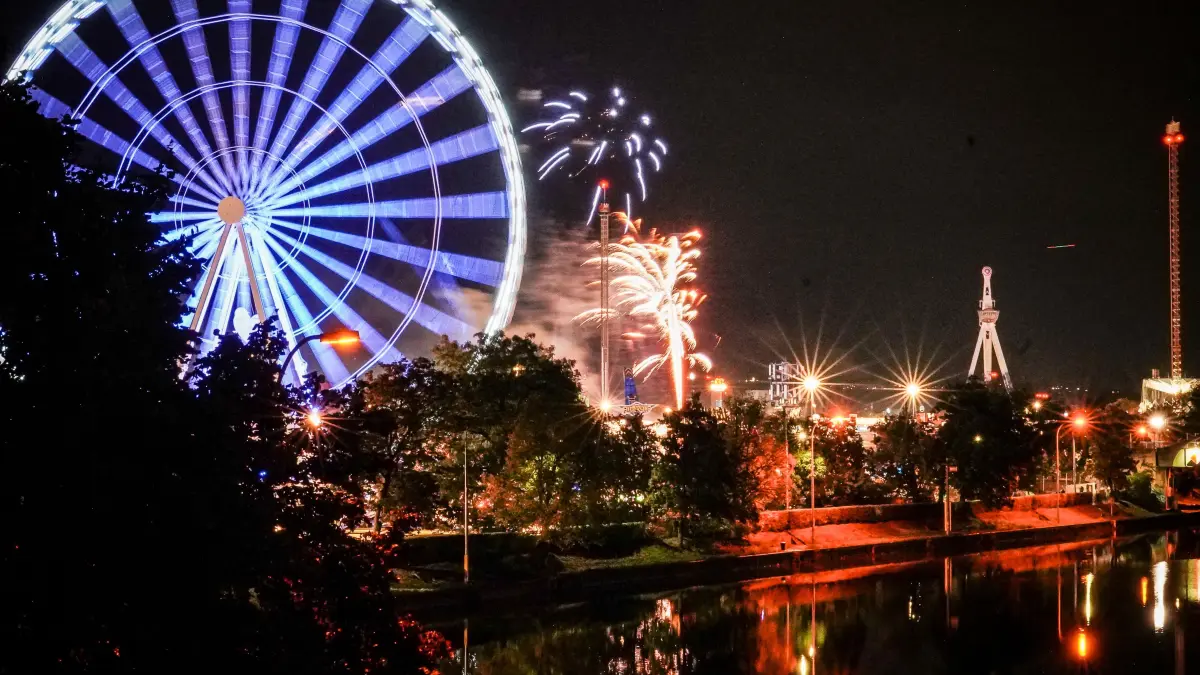 Volksfest. Abschlussfeuerwerk am Cannstatter Wasen Stuttgart: Volksfest. Abschlussfeuerwerk am Cannstatter Wasen Stuttgart