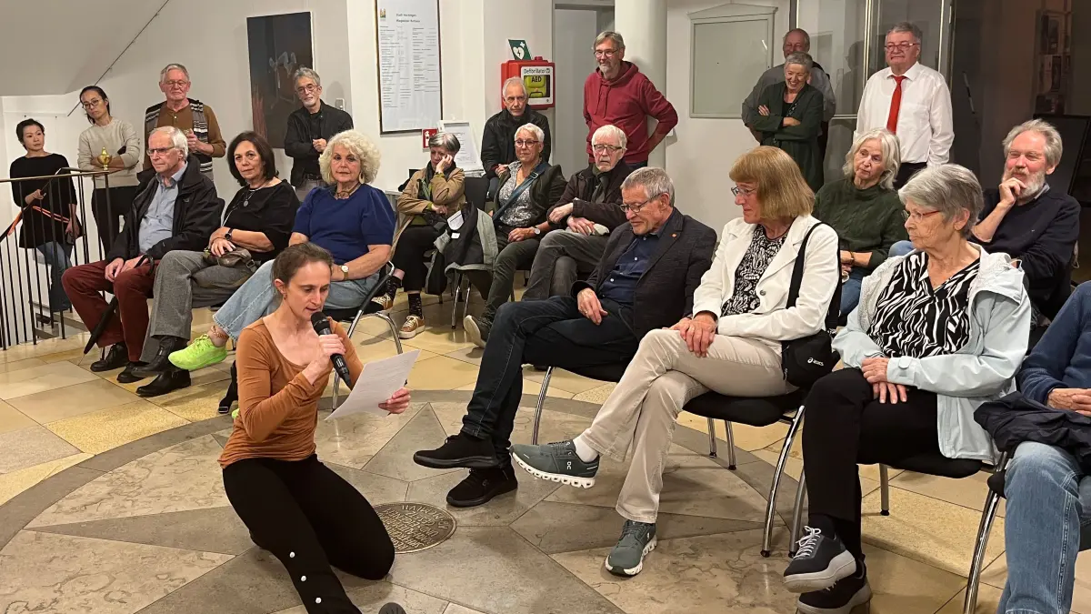 Die Performance-Künstlerin Liv Rahel Schwenk überraschte bei der Vernissage des Kunstvereins Hechingen mit einer Schau, die verblüffte.