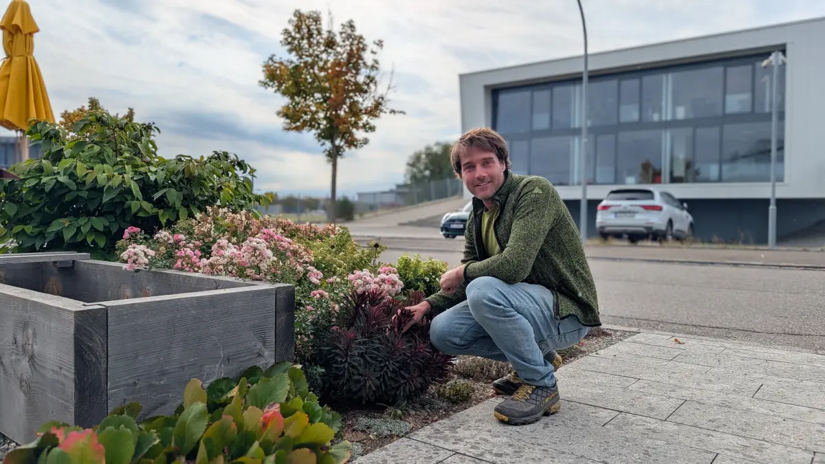 Michael Keller von Jäger Garten- und Landschaftsbau zeigt Pflanzen, die es auch mit längeren Trockenperioden aufnehmen können.