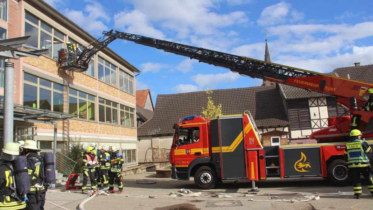 Die Herbstübung der Schwanauer Feuerwehr fand an der Schule in Nonnenweier statt.