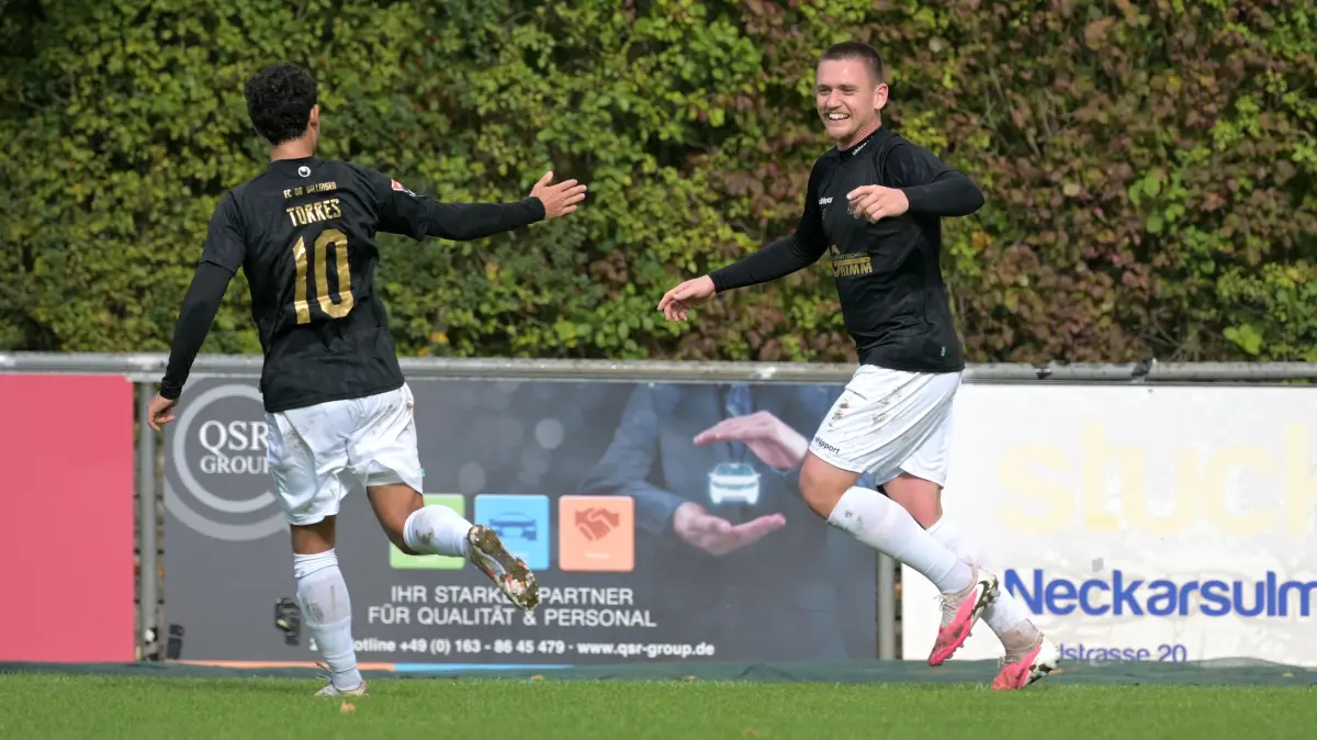 Direkt verwandelte Ecke: Jonas Busam (rechts) bejubelt den 1:1‑Ausgleich. Lucas Torres freut sich mit.