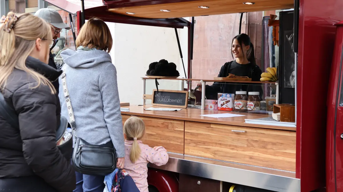 An diesem Essensstand gibt es Crêpes.