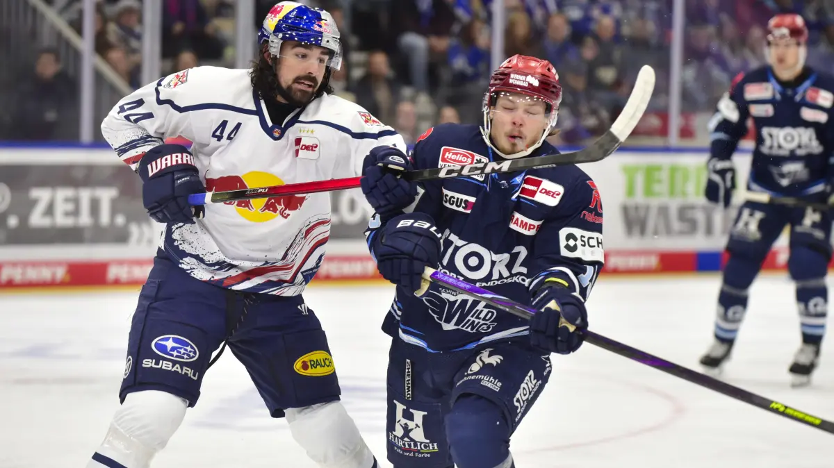SERC Schwenninger Wild Wings (blau) - München (weiss), v.l. 44 MUE Trevor Carrick + Hakon Haenelt (19) Sturm SERC Wild Wings
